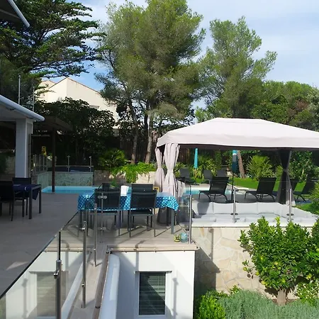 Perle De La Mer Bed & Breakfast 4*